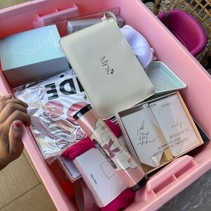 Elegant White 'Mrs' Party Favor Pouch